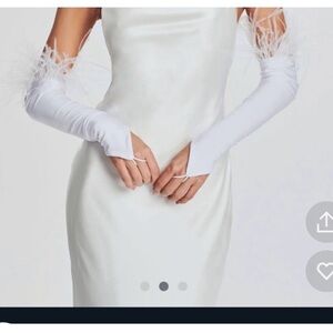 Retrofete white feather gloves, one size.
